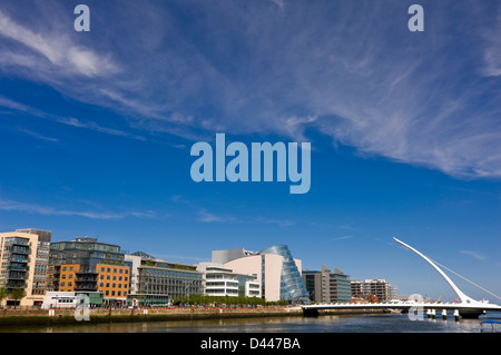 Horizontale Ansicht von Samuel Beckett Bridge, Droichead Samuel Beckett, überqueren den Fluss Liffey in Dublin an einem sonnigen Tag. Stockfoto