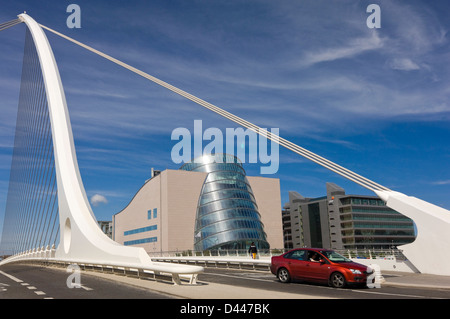 Horizontale Ansicht von Samuel Beckett Bridge, Droichead Samuel Beckett, überqueren den Fluss Liffey in Dublin an einem sonnigen Tag. Stockfoto