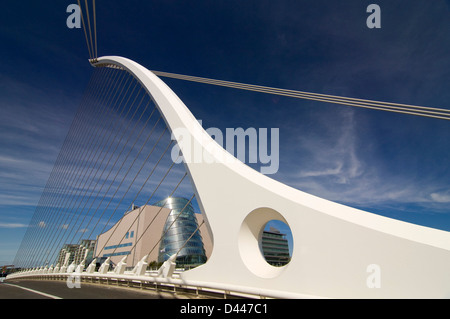 Horizontale Ansicht von Samuel Beckett Bridge, Droichead Samuel Beckett, überqueren den Fluss Liffey in Dublin an einem sonnigen Tag. Stockfoto