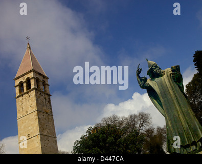 Statue des Grgur Ninski oder Ninski von Ivan Mestrovic & Campanile (Glockenturm), Split dalmatinische Küste, Kroatien, Europa Stockfoto