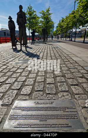 Vertikale Ansicht der Statuen der Famine Memorial in Dublin an einem sonnigen Tag. Stockfoto