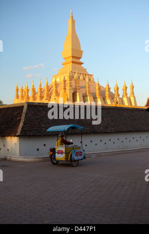 Pha, die Luang ist eine große Gold bedeckten buddhistischen Stupa im Zentrum von Vientiane, Laos Stockfoto