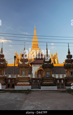 Pha, die Luang ist eine große Gold bedeckten buddhistischen Stupa im Zentrum von Vientiane, Laos - hier von Mehrwertsteuer, dass Luang Tai gesehen Stockfoto