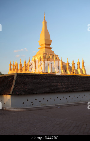 Pha, die Luang ist eine große Gold bedeckten buddhistischen Stupa im Zentrum von Vientiane, Laos Stockfoto