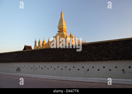 Pha, die Luang ist eine große Gold bedeckten buddhistischen Stupa im Zentrum von Vientiane, Laos Stockfoto