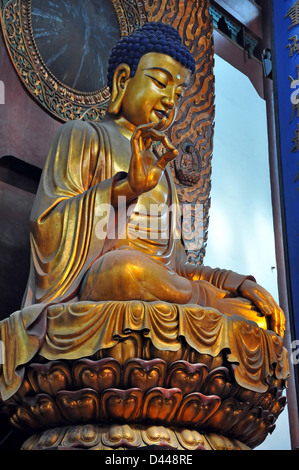 Goldene Buddha-Statue - Lingyin Tempel, Hangzhou in der Nähe von Shanghai, China Stockfoto