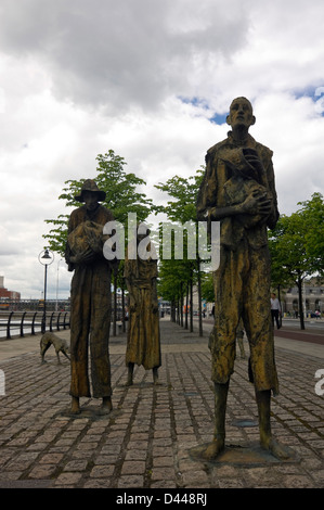 Vertikale Nahaufnahme des großen Hunger Famine Memorial am Kai in Dublin. Stockfoto