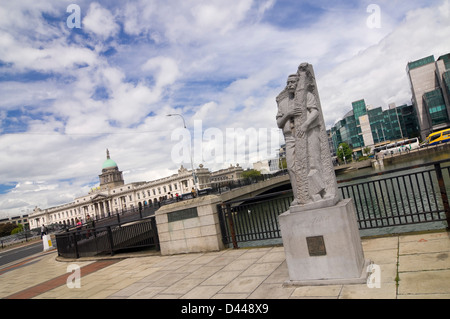 Horizontale Ansicht der Matt Talbot Statue durch die Talbot Memorial Bridge über den Fluss Liffey in Dublin. Stockfoto