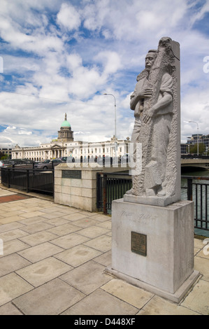 Vertikale Ansicht der Matt Talbot Statue durch die Talbot Memorial Bridge über den Fluss Liffey in Dublin. Stockfoto