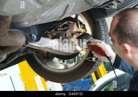 Garage Mechaniker des Motorwagens unter Kontrolle Stockfoto