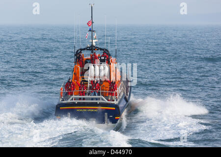 Moelfre, Isle of Anglesey, Wales, UK, Montag, 4. März 2013. RNLI-Rettungsboot-Crew kommen in das neue £ 2,7 Millionen Tamar Klasse Schiff 'Kiwi' finanziert durch das Vermächtnis von Neuseeland Seemann Reginald James Clark. Das Boot größere und sicherere ersetzt die Tyne-Klasse-Schiff, das seit 1988 in Dienst. Stockfoto