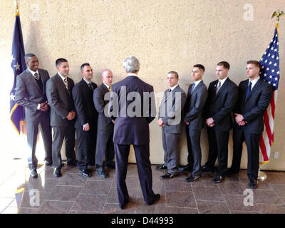 US-Außenminister John Kerry mit uns Marine Security Guards in der US-Botschaft 4. März 2013 in Riyadh, Saudi-Arabien spricht. Kerry ist auf einer 11-tägigen Reise, seine erste als Staatssekretär stoppen in London, Berlin, Paris, Rom, Ankara, Kairo, Riad, Abu Dhabi und Doha. Stockfoto