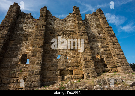 Ruinen der Basilika auf der Akropolis in Aspendos, einer antiken griechisch-römischen Stadt in der Provinz Antalya Türkei Stockfoto