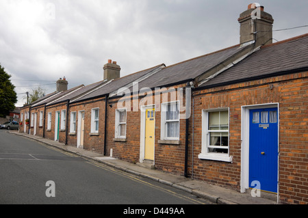 Horizontale Ansicht der winzigen Arbeitnehmer Cottages in Dalkey, Eire, Stockfoto