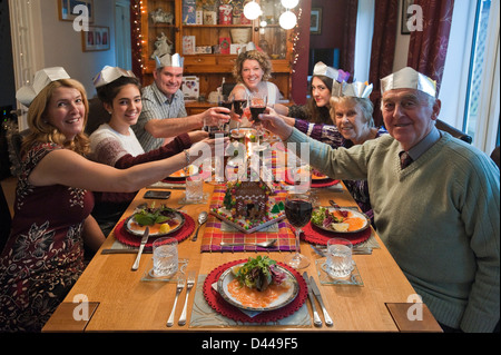 Horizontale Porträt von drei Generationen einer Familie genießen Weihnachtsmittagessen zusammen Rundtisch. Stockfoto