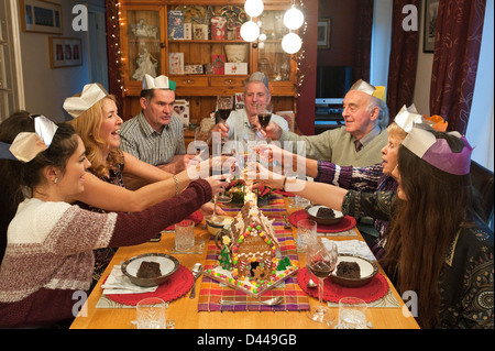 Horizontale Porträt von drei Generationen einer Familie genießen Weihnachtsmittagessen zusammen Rundtisch. Stockfoto
