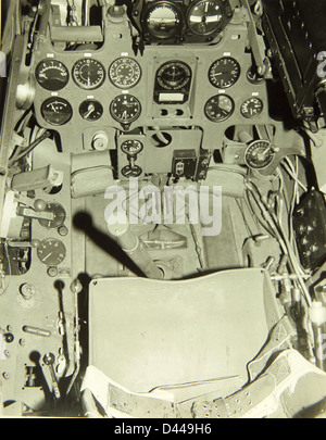 Die Mitsubishi A6M Zero war ein japanisches Langstreckenflugzeug, das während des Zweiten Weltkriegs eine bedeutende Rolle im Pazifik spielte. Bekannt für seine Agilität, Langstreckenreichweite und mächtige Bewaffnung wurde die A6M Zero von der Kaiserlich Japanischen Marine in Kampfeinsätzen eingesetzt. Stockfoto