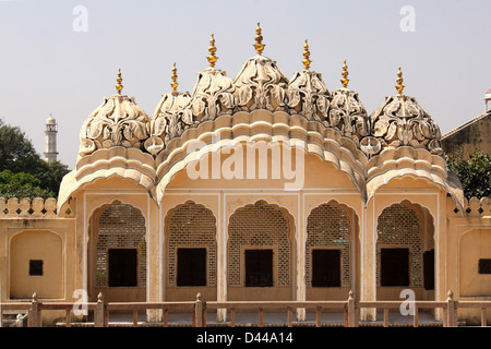 Gewölbte Vordächer, kannelierte Säulen, Lotus und floralen Mustern der Hawa Mahal oder Palast der Winde in Jaipur Rajasthan Indien Stockfoto