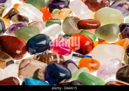 Sortiment von polierten Halbedelsteinen Gem stones Schuss im Studio vor weißem Hintergrund. Stockfoto