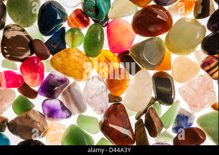 Sortiment von polierten Halbedelsteinen Gem stones Schuss im Studio vor weißem Hintergrund. Stockfoto