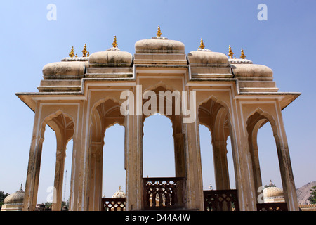 Gewölbte Vordächer, kannelierte Säulen, Lotus und floralen Mustern der Hawa Mahal oder Palast der Winde in Jaipur Rajasthan Indien Stockfoto