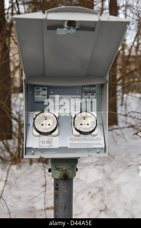 Parkplatz-Steckdose mit Steckdosen für 220 V AC Auto Motorblock Heizungen in kalten Wintertemperaturen von Finnland verwendet. Stockfoto