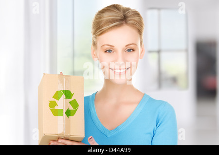 Frau mit recycelbaren box Stockfoto