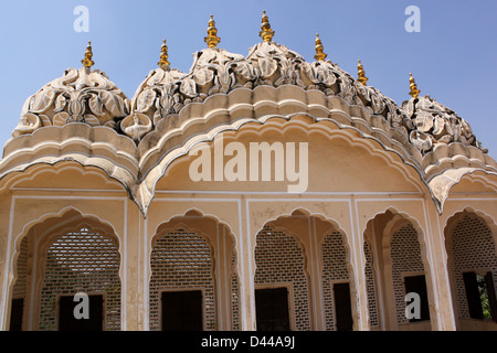 Gewölbte Vordächer, kannelierte Säulen, Lotus und floralen Mustern der Hawa Mahal oder Palast der Winde in Jaipur Rajasthan Indien Stockfoto