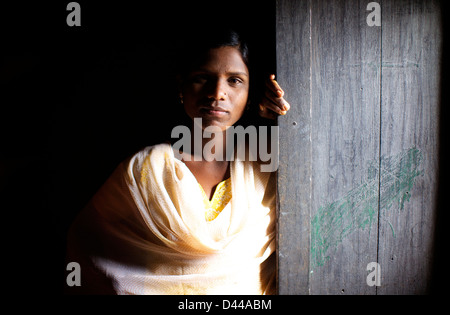 Frau, die durch eine Holztür. Stockfoto