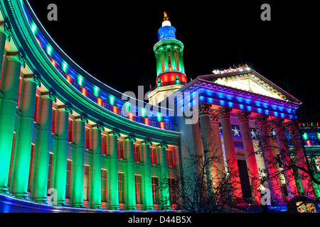 Stadt und County Building dekoriert mit Weihnachtsbeleuchtung, Denver, Colorado USA Stockfoto