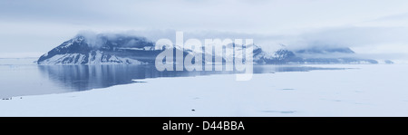 Berge auf der antarktischen Halbinsel im Nebel von der Weddell-See gesehen. Stockfoto