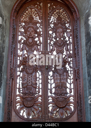 Dekorative Holztüren in Pura Ponjok Batu, ein Hindu-Tempel in Bali, Indonesien. Stockfoto