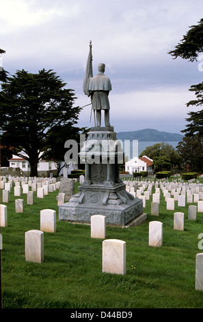 Bürgerkrieg-Denkmal steht Wache Grabsteine auf dem Soldatenfriedhof von Presidio von San Francisco Stockfoto