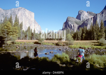 Frau Foto von anderen Touristen auf dem Merced River in der Nähe von halben Kuppel und Yosemite falls im Yosemite Valley eary Frühjahr Stockfoto