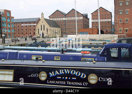 Schmale Boote vertäut durch Mariners Kapelle, Gloucester Docks, Gloucestershire, England, Großbritannien, Vereinigtes Königreich, Deutschland, Europa Stockfoto