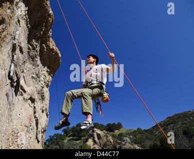 Kletterer hält Seil Studien Route Klippe im Malibu Creek State Park in Malibu, Kalifornien Stockfoto