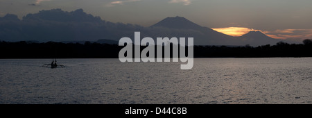 Panoramablick auf die Raung (links) und Baluran (rechts) Vulkane am östlichen Java bei Sonnenuntergang vom westlichen Bali. Stockfoto