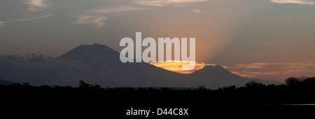 Panoramablick auf die Raung (links) und Baluran (rechts) Vulkane am östlichen Java bei Sonnenuntergang vom westlichen Bali. Stockfoto