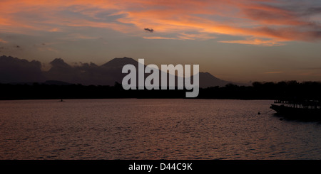 Panoramablick auf die Raung (links) und Baluran (rechts) Vulkane am östlichen Java bei Sonnenuntergang vom westlichen Bali. Stockfoto