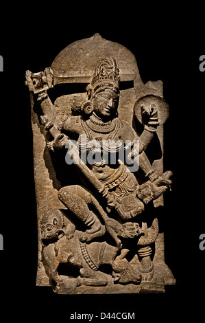 Antike Steinskulptur aus dem 11. Jahrhundert der hinduistischen Göttin Durga als Mahishasuramardini, der Mörder des Büffeldämons, aus Jondali Baug, Thane, Maha Stockfoto