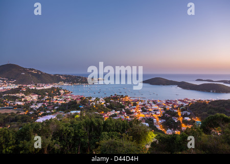 Sonnenuntergang über dem Hafen von Charlotte Amalie in St. Thomas mit Blick über Stadt und Yachten in der Bucht Stockfoto