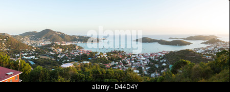 Sonnenuntergang über dem Hafen von Charlotte Amalie in St. Thomas mit Blick über Stadt und Yachten in der Bucht Stockfoto