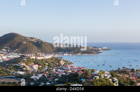 Sonnenuntergang über dem Hafen von Charlotte Amalie in St. Thomas mit Blick über Stadt und Yachten in der Bucht Stockfoto