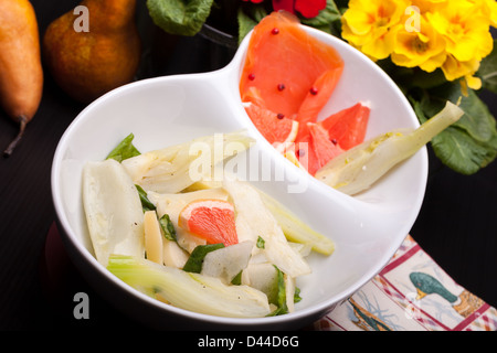 Geräucherter Lachs, Fenchel, Birnen und Käse Salat Stockfoto