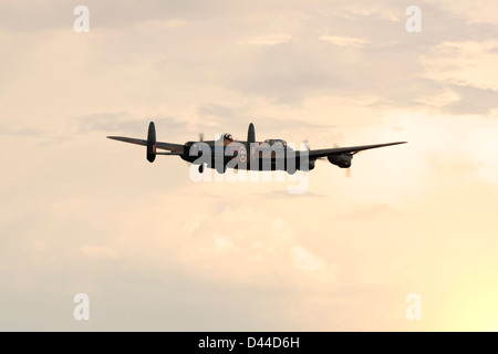 Avro Lancaster der Battle of Britain Memorial Flight, fliegen in Richtung der untergehenden Sonne. Stockfoto