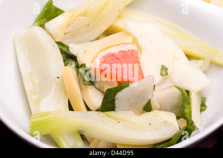 Salat mit Fenchel, Birnen und Käse - Nahaufnahme Stockfoto