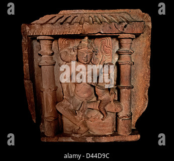 Chandela-Skulptur der hinduistischen Göttin Durga als Mahishasuramardini, der Mörder des Büffeldämons, 11.–12. Jahrhundert aus Madhya Pradesh, Indien. Stockfoto