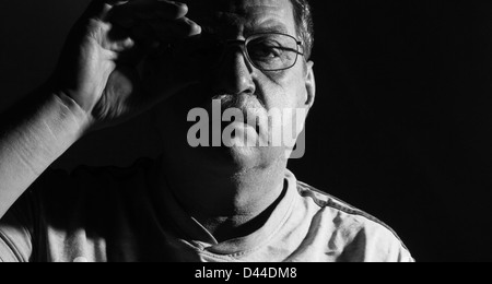 Mann mittleren Alters in Brillen, schwarz / weiß Stockfoto