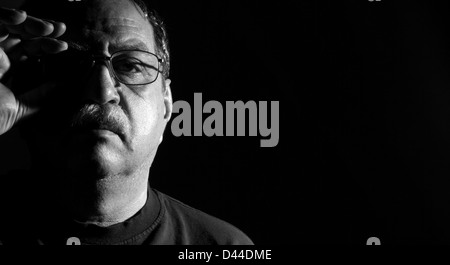 Mann mittleren Alters in Brillen, schwarz / weiß Stockfoto