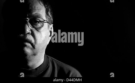 Mann mittleren Alters in Brillen, schwarz / weiß Stockfoto